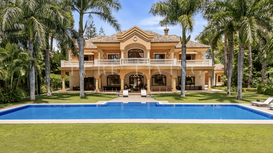 Luxe strandvilla met acht slaapkamers in Guadalmina Baja met groot perceel en privéspa