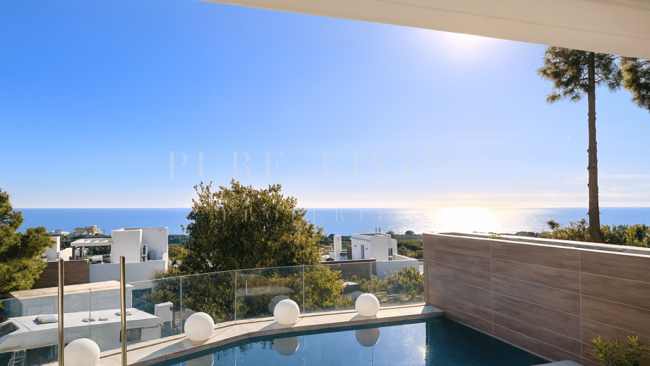 Exclusive frontline golf 3 bedroom apartment with panoramic sea views located in Cabopino, Marbella East