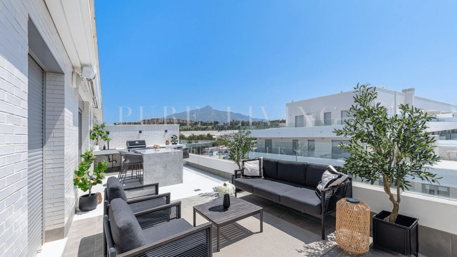 Contemporary penthouse with panoramic views located in prime, Nueva Andalucía