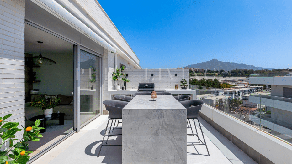 Contemporary penthouse with panoramic views located in prime, Nueva Andalucía