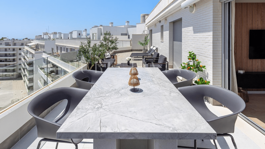 Contemporary penthouse with panoramic views located in prime, Nueva Andalucía
