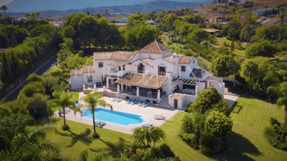 Andalusische villa met zeven slaapkamers te koop in Los Flamingos
