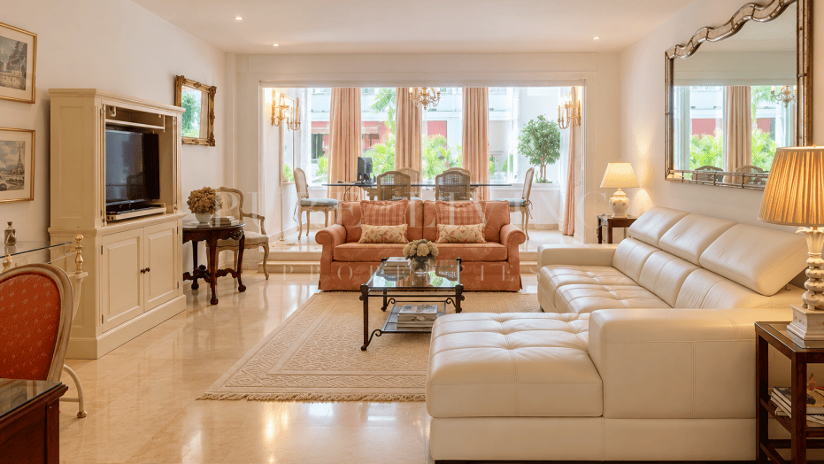 Charmant appartement met 2 slaapkamers aan het strand, met tuin- en zwembadzicht in Las Cañas Beach aan de Golden Mile van Marbella