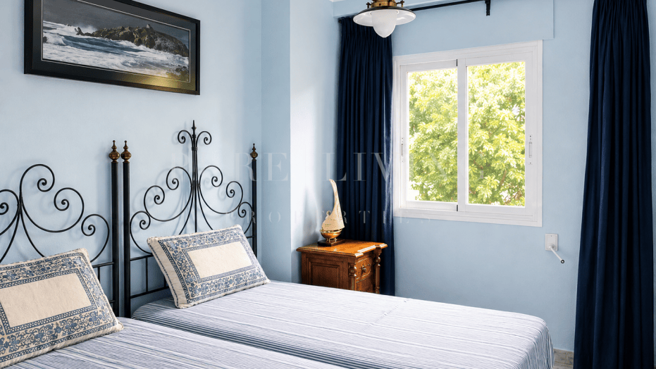 Opportunité de rénovation de 2 chambres avec vue partielle sur la mer, idéalement située près de la plage dans le prestigieux Hacienda Nagüeles, sur le Golden Mile de Marbella