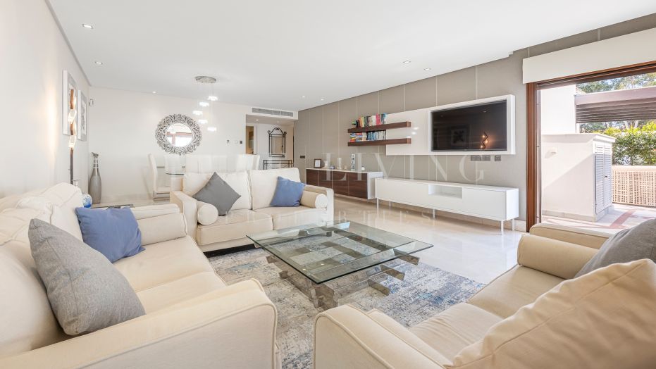 Impressive frontline Beach penthouse with resort style facilities in Doncella Beach