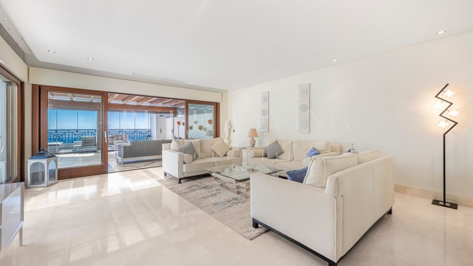Impressive frontline Beach penthouse with resort style facilities in Doncella Beach