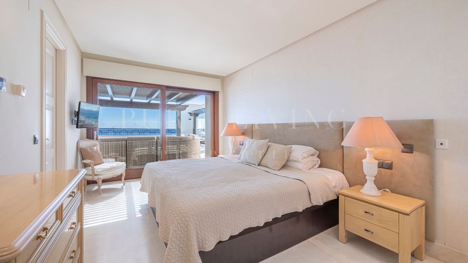 Impressive frontline Beach penthouse with resort style facilities in Doncella Beach