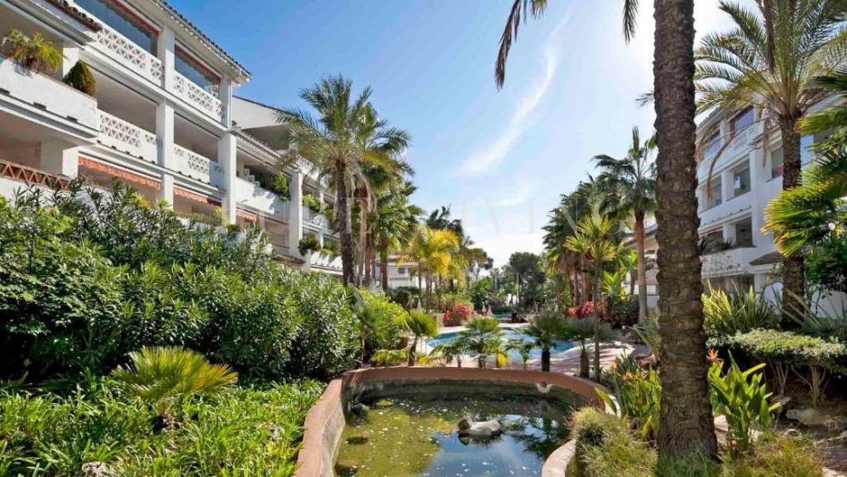 Charmant appartement met 2 slaapkamers aan het strand, met tuin- en zwembadzicht in Las Cañas Beach aan de Golden Mile van Marbella