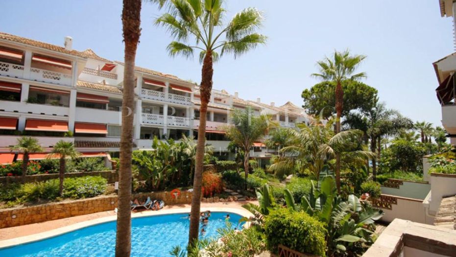 Charmant appartement met 2 slaapkamers aan het strand, met tuin- en zwembadzicht in Las Cañas Beach aan de Golden Mile van Marbella