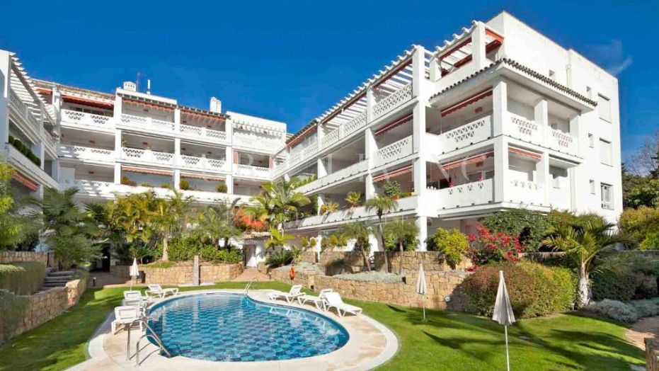 Charmant appartement met 2 slaapkamers aan het strand, met tuin- en zwembadzicht in Las Cañas Beach aan de Golden Mile van Marbella