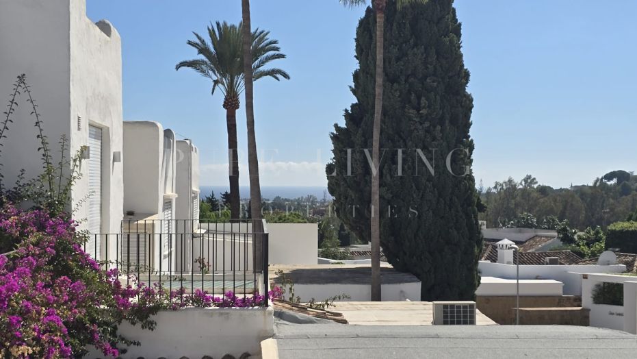 3-Bedroom Townhouse with Renovation Potential in Peñablanca, Nueva Andalucía