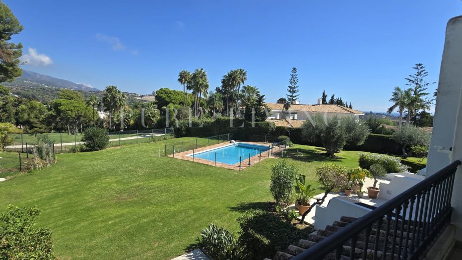3-Bedroom Townhouse with Renovation Potential in Peñablanca, Nueva Andalucía