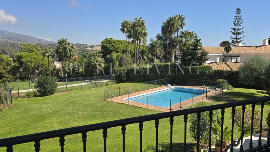 3-Bedroom Townhouse with Renovation Potential in Peñablanca, Nueva Andalucía