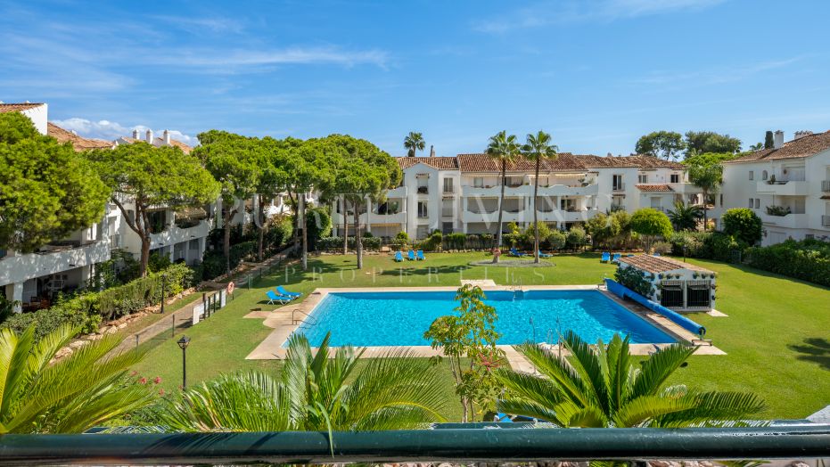 Beautifully refurbished beachside penthouse in El Presidente