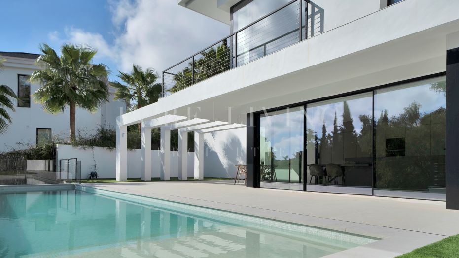 Prachtige villa met 4 slaapkamers en panoramisch uitzicht in het prestigieuze El Herrojo Alto, Benahavís