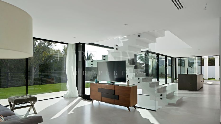 Prachtige villa met 4 slaapkamers en panoramisch uitzicht in het prestigieuze El Herrojo Alto, Benahavís