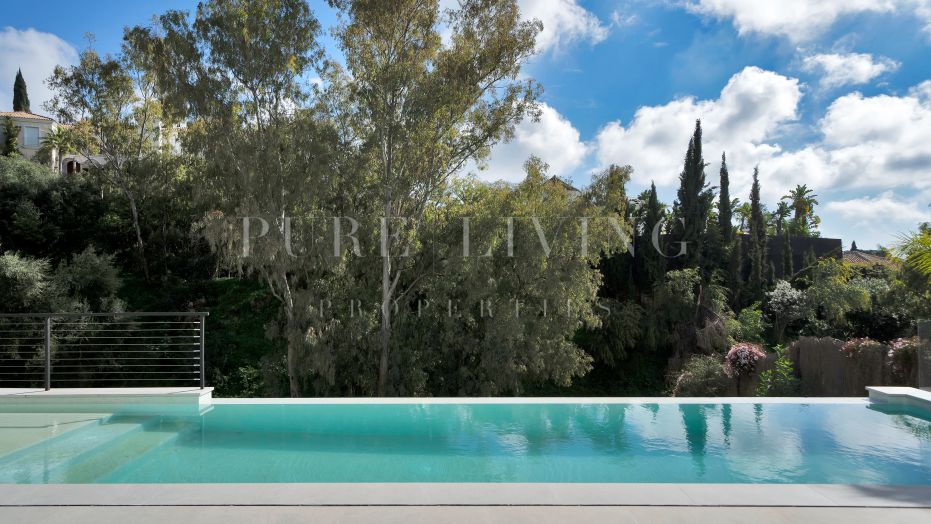 Prachtige villa met 4 slaapkamers en panoramisch uitzicht in het prestigieuze El Herrojo Alto, Benahavís