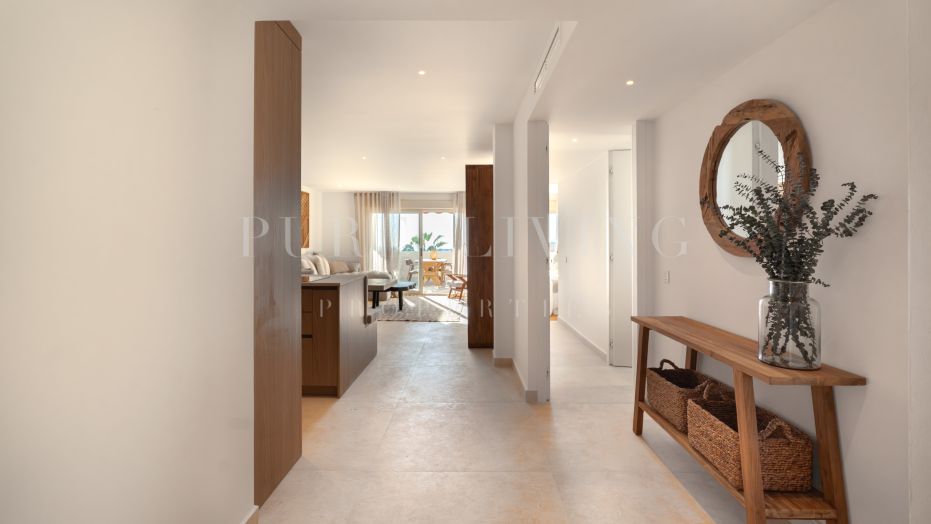 Stunning three-bedroom apartment with a private plunge pool and panoramic views, located in the prestigious Palacetes Les Belvederes