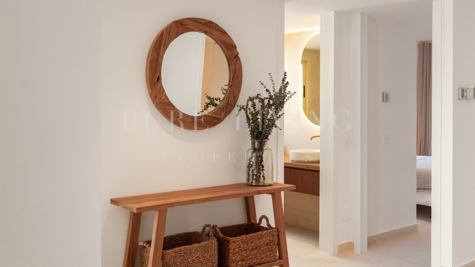Stunning three-bedroom apartment with a private plunge pool and panoramic views, located in the prestigious Palacetes Les Belvederes