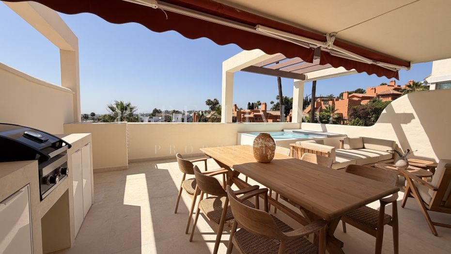 Stunning three-bedroom apartment with a private plunge pool and panoramic views, located in the prestigious Palacetes Les Belvederes