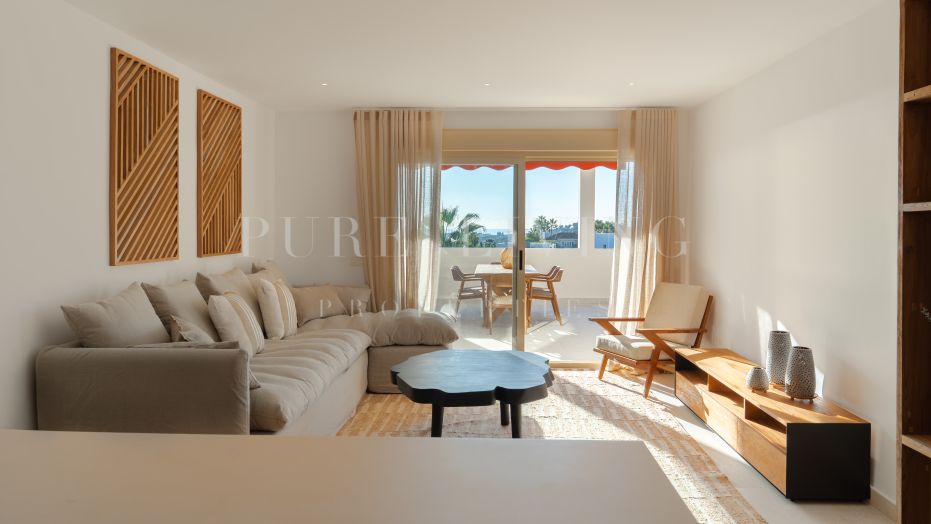Stunning three-bedroom apartment with a private plunge pool and panoramic views, located in the prestigious Palacetes Les Belvederes