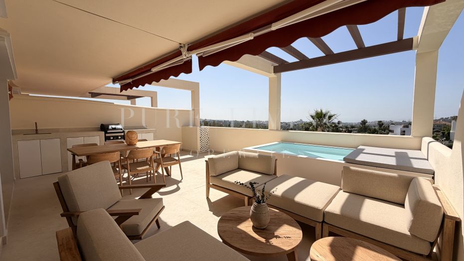 Stunning three-bedroom apartment with a private plunge pool and panoramic views, located in the prestigious Palacetes Les Belvederes