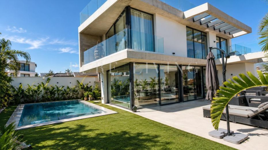 Brand-New Contemporary 5-Bedroom Villa with Private Pool & Panoramic Views in Nueva Andalucia