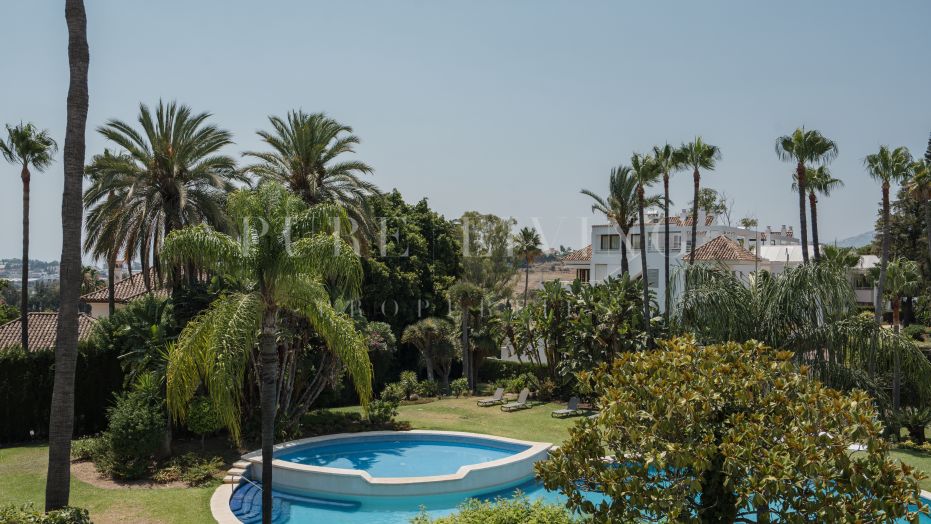 Beautifully renovated four-bedroom duplex apartment in Alcores del Golf.