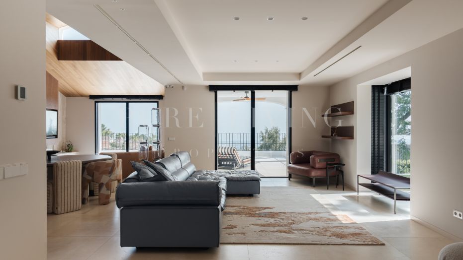 Refined 5-Bedroom Villa in El Madroñal with Spectacular Mountain Views