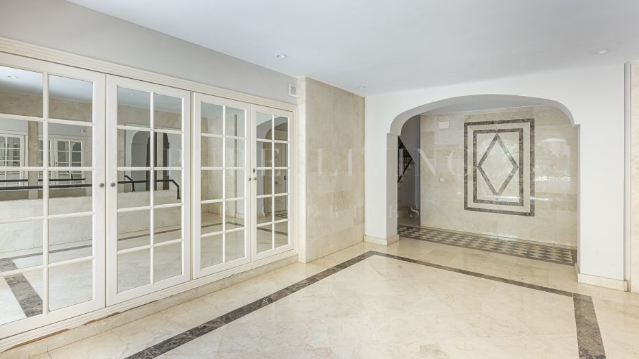 Elegant gemeubileerd appartement op de begane grond in Montebello Hills.