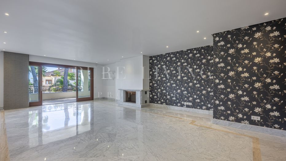 Elegante apartamento de dos dormitorios en primera planta en Los Monteros Playa