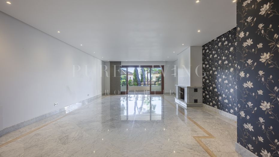 Elegante apartamento de dos dormitorios en primera planta en Los Monteros Playa