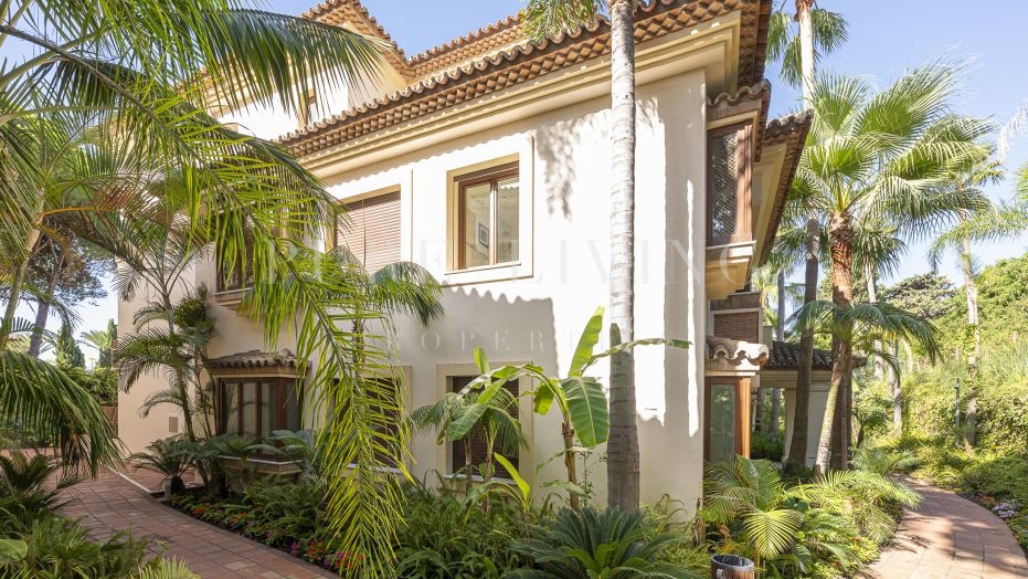 Elegante apartamento de dos dormitorios en primera planta en Los Monteros Playa