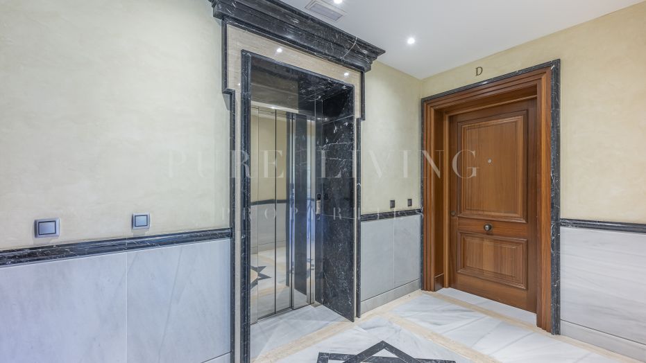 Elegante apartamento de dos dormitorios en primera planta en Los Monteros Playa