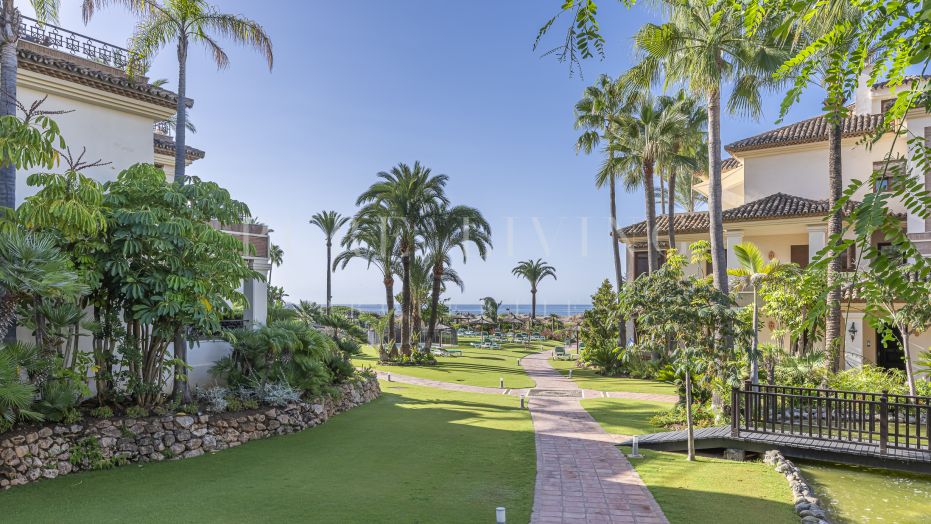 Elegante apartamento de dos dormitorios en primera planta en Los Monteros Playa