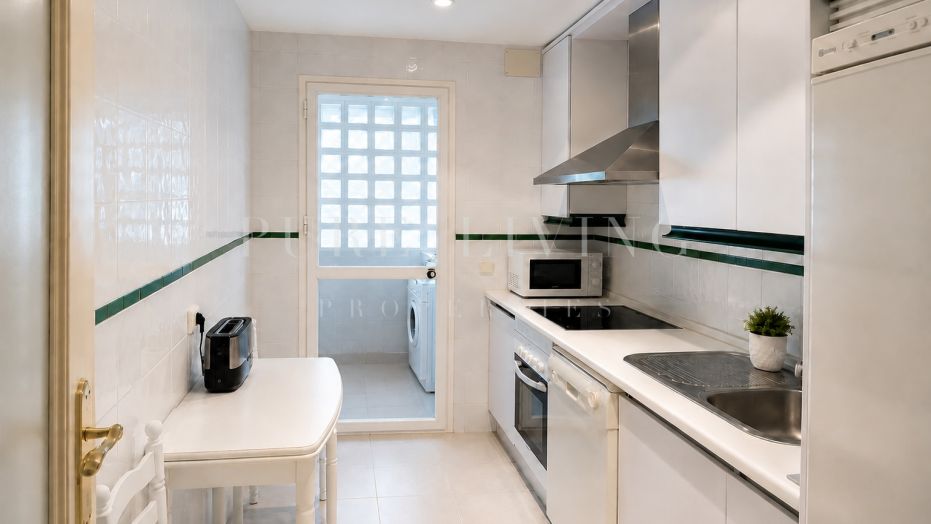 Opportunité de rénovation de 2 chambres avec vue partielle sur la mer, idéalement située près de la plage dans le prestigieux Hacienda Nagüeles, sur le Golden Mile de Marbella