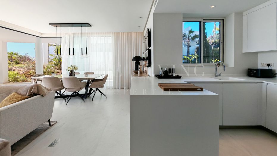 Appartement op de begane grond met ruime privétuin, groot terras en schitterend zeezicht