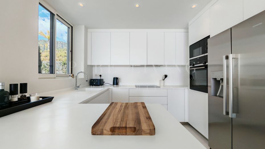 Appartement op de begane grond met ruime privétuin, groot terras en schitterend zeezicht
