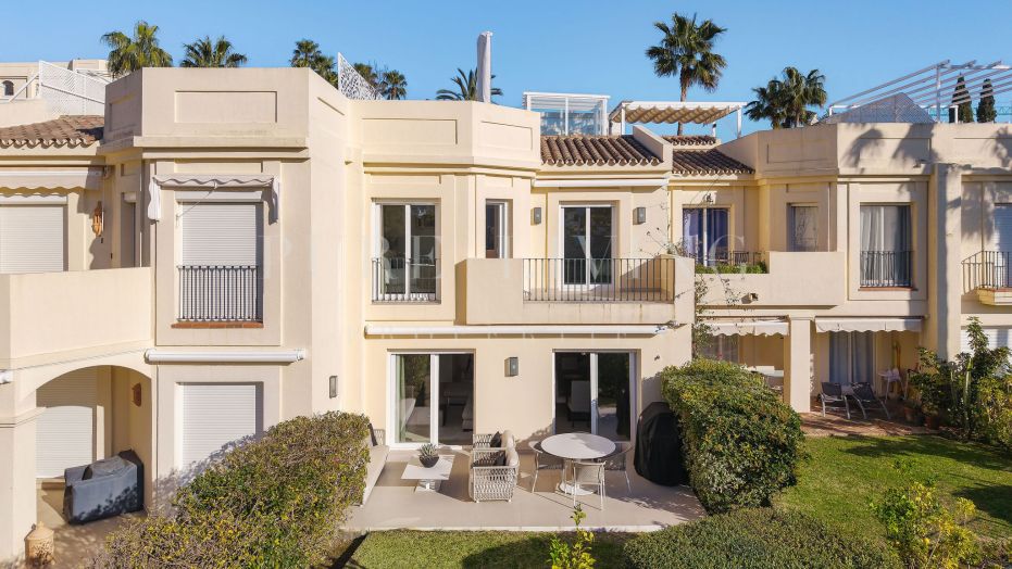 Elegante Scandinavisch Geïnspireerde Townhouse in La Quinta Hills, Benahavís