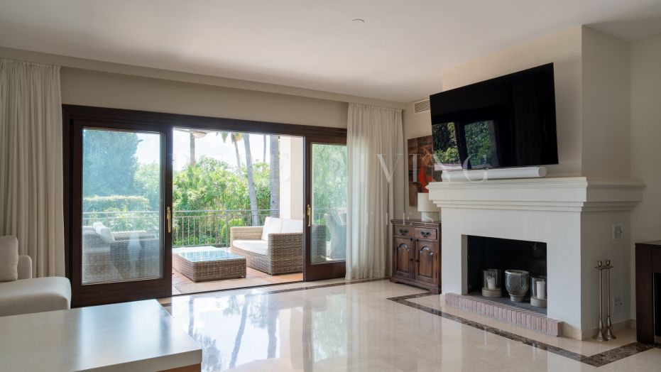 Elegante mediterrane villa met zeezicht in de exclusieve, afgesloten urbanisatie El Rosario, Marbella Oost