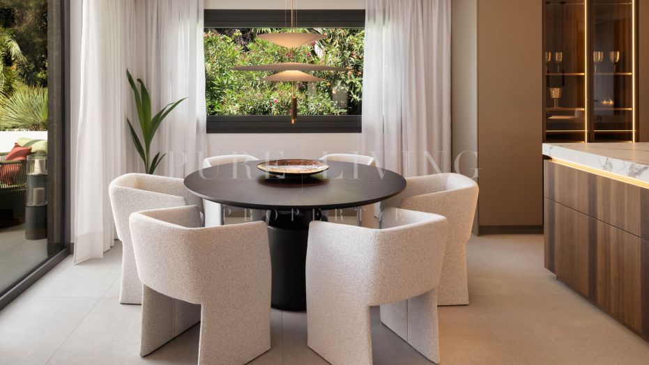 Indrukwekkend gerenoveerd duplex penthouse in King Hills, aan Marbella's prestigieuze Golden Mile.