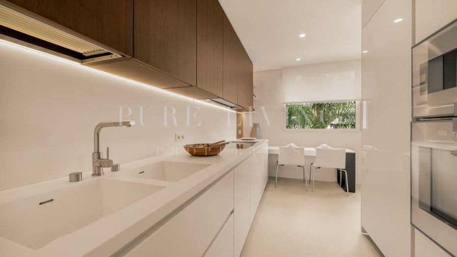 Luxe Volledig Gerenoveerd Appartement met Zeezicht in Retiro de Nagüeles, Marbella