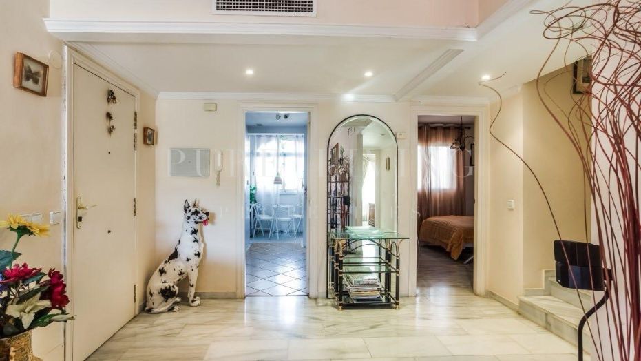 Espacioso apartamento dúplex de 3 dormitorios con amplias terrazas y solárium privado en la Milla de Oro de Marbella
