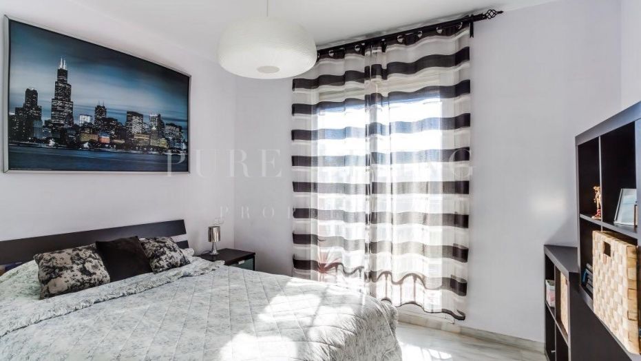 Espacioso apartamento dúplex de 3 dormitorios con amplias terrazas y solárium privado en la Milla de Oro de Marbella