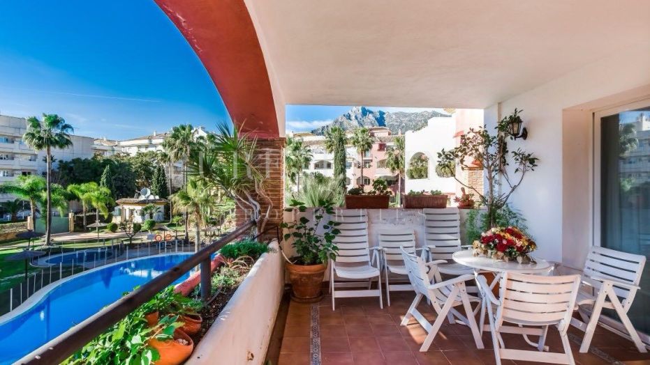 Espacioso apartamento dúplex de 3 dormitorios con amplias terrazas y solárium privado en la Milla de Oro de Marbella