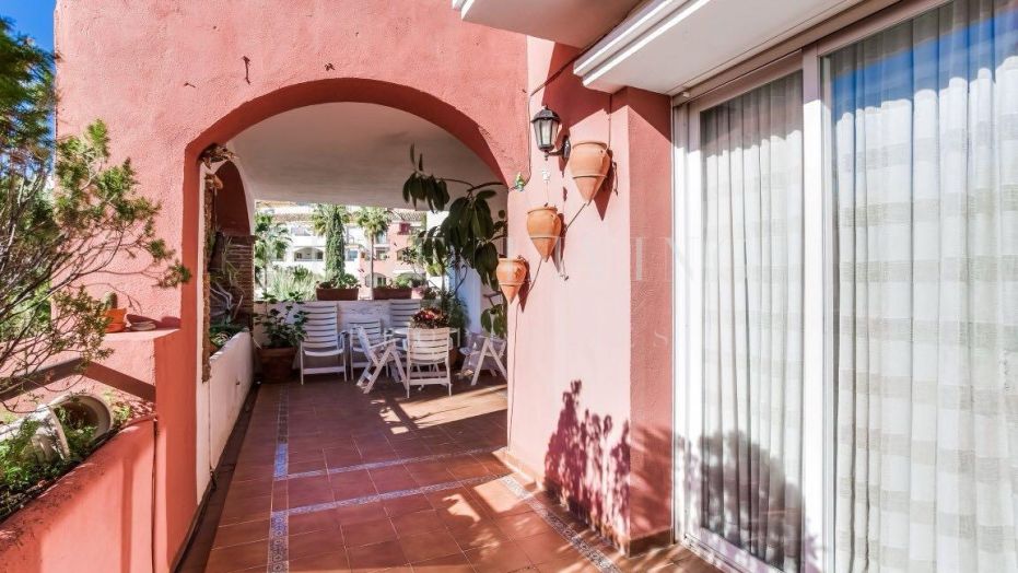 Espacioso apartamento dúplex de 3 dormitorios con amplias terrazas y solárium privado en la Milla de Oro de Marbella