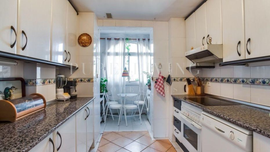 Espacioso apartamento dúplex de 3 dormitorios con amplias terrazas y solárium privado en la Milla de Oro de Marbella