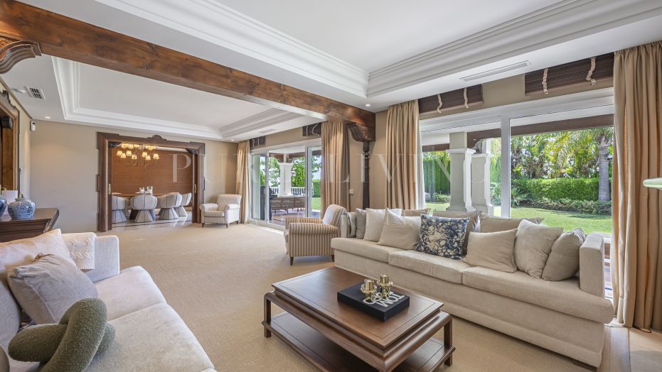 Luxury villa with private pool and panoramic views located in La Alquería, Benahavís