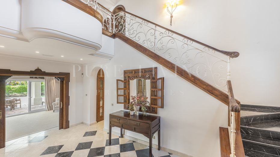 Luxury villa with private pool and panoramic views located in La Alquería, Benahavís