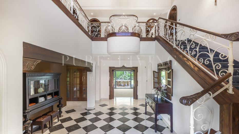 Luxury villa with private pool and panoramic views located in La Alquería, Benahavís